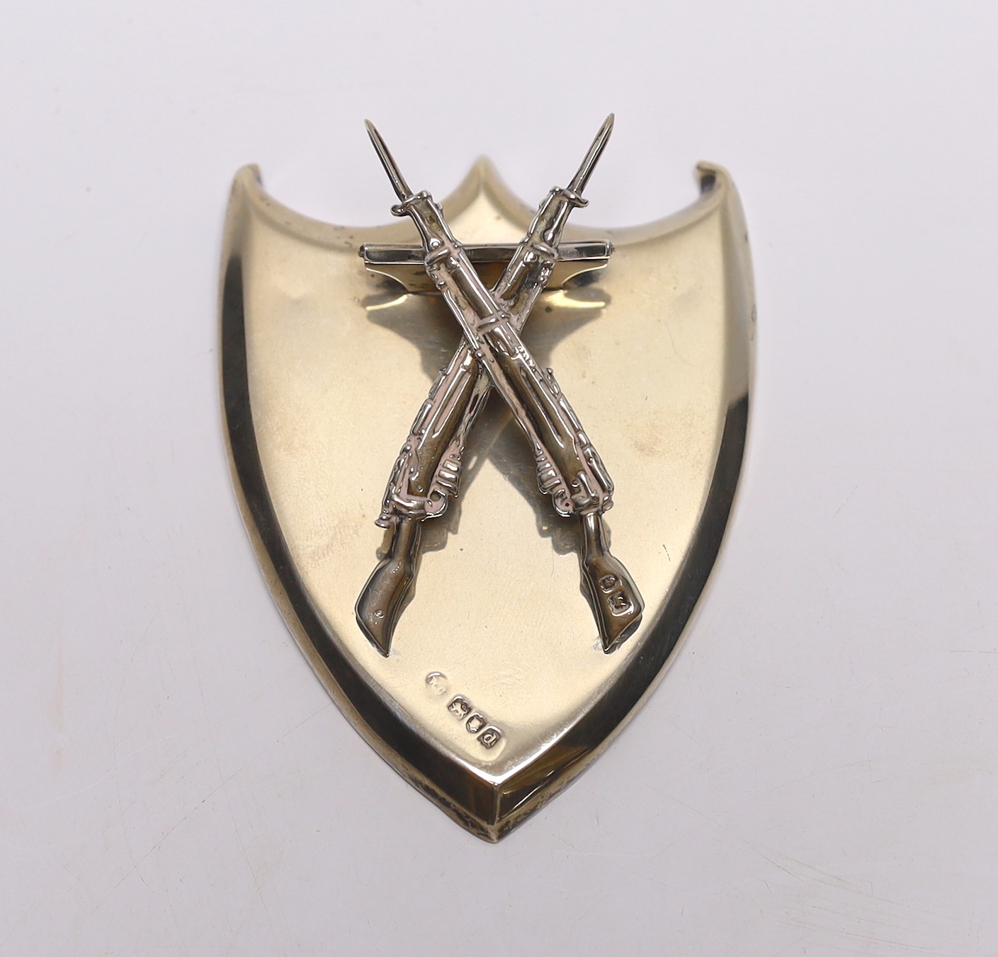 A late Victorian silver shield shaped letter clip, with crossed rifles clip, William Comyns?, London, 1896, 9.9cm.